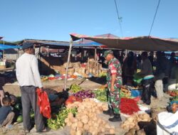 Babinsa Koramil 06/Jagong Laksanakan Pengecekan Harga Sembako di Pasar Desa Berawang Dewal