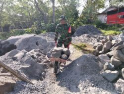 Percepat Pembangunan KDKMP Di Wilayah Binaan, Babinsa Koramil 02/Wps Laksanakan Pengawasan Dan Pengangkutan Material