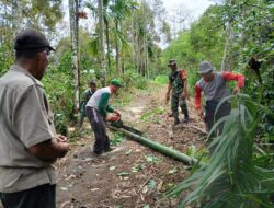 Babinsa Koramil 04/PRG Bersama Warga Gotong-royong Bersihkan Jalan Perkebunan