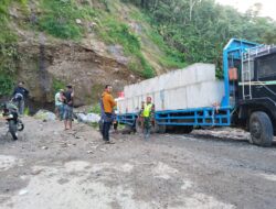 Tak Kuat Menanjak.Truk Bermuatan Berat Hambat Jalur Alternatif Tenge Besi, Babinsa Amankan Lokasi