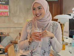 Dari Kuliah Sampai Sukses Jadi Influencer, Afina Syifa Ungkap Alasan Masih Setia Pakai Hijab Paris napocut