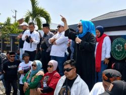 Aksi Bela Bunda Fifi Menggema di PN Sumber, Ketua Pengadilan Akhirnya Temui Massa