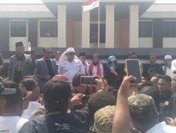 Bunda Hj Fifi Sofiah Bersama Ratusan Massa Komunitas Rakyat Cirebon ( KRC ) Padati PN Sumber Tuntut Keadilan Dan Kebenaran Di Tegakan