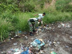 Babinsa Koramil 04/Bintang Bersama Warga Gotong Royong Bersihkan Sampah di Desa Dedamar