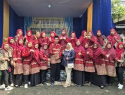 Damkar Lakukan Penyemprotan Saat Acara Kelulusan Siswa SDN Jatiwaringin X Yang Dibuka Oleh Kepala Sekolah Bpk. Rujito, S. PD