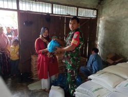 Babinsa Dampingi Bulog Salurkan Bantuan Pangan Kepada Masyarakat