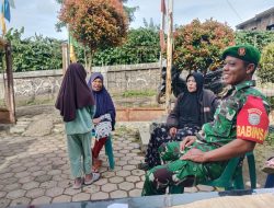 Babinsa Dampingi Kader Kesehatan Desa Cek Kesehatan Lansia untuk Menjaga Kesehatan Warga