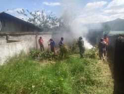 Babinsa Koramil 01/Lut Tawar Laksanakan Karya Bakti Bersama Warga di Desa Pedemun One-One