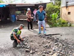 Secara Swadaya Masyarakat Dan Babinsa Lakukan penimbunan jalan serta pengaspalan Jalan Berlubang