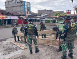 Usai Apel Pagi, Anggota Koramil 01/Bandar Lanjutkan Pembangunan Gapura Koramil