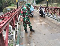 Jaga Kelayakan Jembatan Bailey Tenge Besi, Babinsa Rutin Patroli Pengecekan