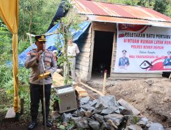 Kapolres Bener Meriah Lakukan Peletakan Batu Pertama Rumah Layak Huni untuk Warga Kurang Mampu dalam Rangka Hari Bhayangkara ke-80