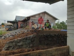 Babinsa Koramil 07/Atu Lintang Bersama Warga Desa Binaan Gotong Royong Bangun Pondasi Rumah Warga di Aceh Tengah