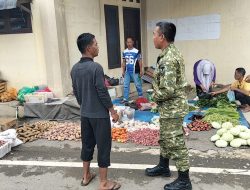 Babinsa Koramil 05/Linge Laksanakan Komsos dengan Pedagang Pasar Tradisional untuk Jaga Ketertiban dan Kebersihan Lingkungan