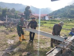 Babinsa Koramil 01/Lut Tawar Melaksanakan Karya Bakti Bersama Warga di Wilayah Binaan, Perkuat Kemanunggalan TNI dan Masyarakat
