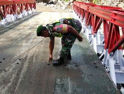 Babinsa Koramil 03/TG Lakukan Pengecekan Rutin Jembatan Bailey di Desa Meriah Jaya