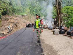 Babinsa Koramil 04/PRG Dampingi Masyarakat Melaksanakan Pengaspalan Ruas Jalan Lintas Enang Enang