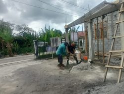 Babinsa Koramil 02/Bebesen Bantu Warga Binaan Aduk Pasir dan Semen untuk Pembangunan Rumah di Aceh Tengah