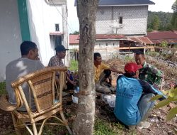 Babinsa Koramil 02/WPS Wujudkan Kemanunggalan TNI-Rakyat Melalui Komsos di Desa Simpang Tritit