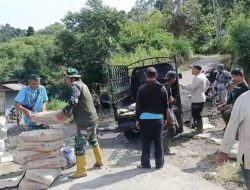 Babinsa Koramil 03/TG Gotong Royong Perbaiki Jalan Alternatif, Atasi Dampak Bencana Hidrometeorologi