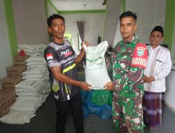 Wujud Kepedulian Babinsa, Dampingi Pembagian Beras untuk Warga Desa Cibro Aceh Tengah