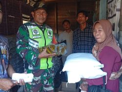 Babinsa Dampingi Bulog Salurkan Bantuan Pangan Untuk Warga Desa Rusip dan Wihni Durin