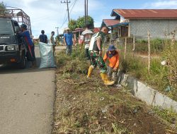 Babinsa Koramil 07/Atu Lintang Bersama Warga Desa Merah Mege Gelar Gotong Royong Bersihkan Parit Demi Ciptakan Lingkungan Sehat