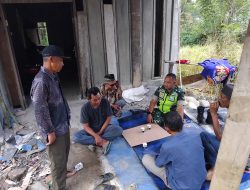 Babinsa Komsos Dengan Warga Dan Pantau Wilayah Binaan