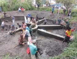 Koramil 02/Wps, Gelar Gotong Royong masal, Libatkan Tiga Desa Bersihkan Bak Penampungan Air Bersih