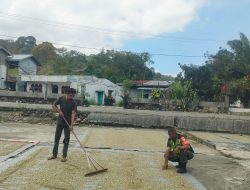 Babinsa Koramil 08/Silih Nara Bantu Warga Jemur Biji Kopi, Dorong Semangat Pelaku Usaha Kecil di Aceh Tengah