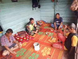 Babinsa Koramil 07/Atu Lintang Laksanakan Komsos Bersama Warga Desa Binaan untuk Pererat Silaturahmi dan Tingkatkan Kebersamaan