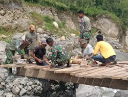 Anggota Koramil 02/WPS Bersama Warga dan LSM Bangun Jembatan Sementara Pasca Bencana