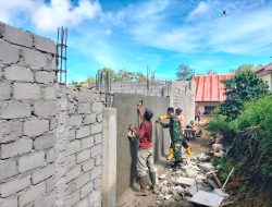 Babinsa Koramil 08/Silih Nara Bantu Warga Plester Dinding Rumah, Pererat Kebersamaan dan Gotong Royong