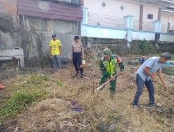 Babinsa Bersama Warga Laksanakan Gotong Royong Di Wilayah Binaan