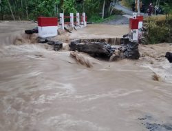 Akses Utama Warga Terputus, Jembatan di Desa alur pungkeh  Hancur Dihantam Arus Deras