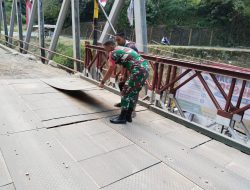 Jembatan Bailey Tenge Besi Akses Vital Antar Kabupaten, Koramil 04/PRG dan Warga Lakukan Pemantauan Rutin