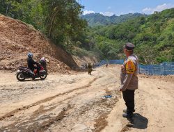 Pengaturan Lalu Lintas di Jalur Longsor, Polsek Celala Pastikan Aktivitas Warga Tetap Lancar