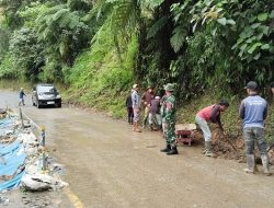 Demi Kenyamanan Pengguna Jalan, Babinsa Bersama Masyarakat Bergotong Royong Bersihkan Saluran Air