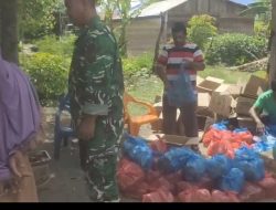 BABINSA KORAMIL 09/KETOL DAMPINGI PENYALURAN BERAS CBP DAN MINYAK GORENG UNTUK 86 KELUARGA PENERIMA MANFAAT DI DESA BUGE ARA