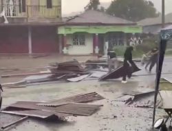 Puting Beliung Terjang Dusun Mekar Jaya, Dua Atap Seng Ruko Berterbangan ke Jalan Raya, Tidak Ada Korban Jiwa