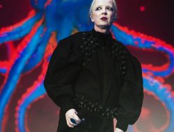 Dari Perkampungan Urban Jakarta Mendunia: Ikon Rock Legendaris Shirley Manson (Garbage) Kenakan Label Fashion Berkesadaran Asal Indonesia, Fuguku, di Atas Panggung