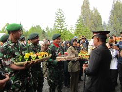 Sambut HUT Bhayangkara ke-80, Dandim 0119/BM Berikan Kejutan Tumpeng Kepada Kapolres Bener Meriah