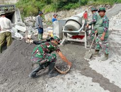 Dukung Percepatan Pembangunan, Personel Koramil Bersama Masyarakat Gotong Royong Bangun Akses Jalan Desa