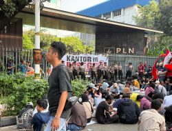 Desak Copot Direksi Akibat Pemadaman Listrik Bergilir, Front Pemuda Kalimantan & Sumatera ‘Segel’ Kantor PLN Pusat*