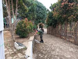 Jaga Kebersihan dan Kenyamanan Fasilitas Umum, Babinsa Inisiasi Pembersihan Lingkungan Area Kantor Desa