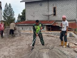 Wujudkan Kemanunggalan TNI, Babinsa Bantu Warga Bangun Rumah