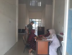 Babinsa Koramil 05/Linge Laksanakan Komsos dan Dukung Kegiatan Penimbangan Balita di Puskesmas Linge