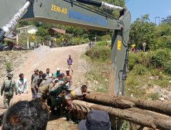 Gabungan Satuan TNI dan Masyarakat Gotong Royong Tahap Awal Pembangunan Jembatan Bailey Bintang Permata
