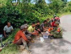 Ditengah Momen Kebersamaan, Babinsa Laksanakan Komsos Usai Kegiatan Gotong Royong