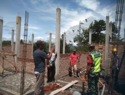 Meningkatnya Harga Material, Babinsa Berikan Motivasi kepada Warga yang Sedang Membangun Rumah